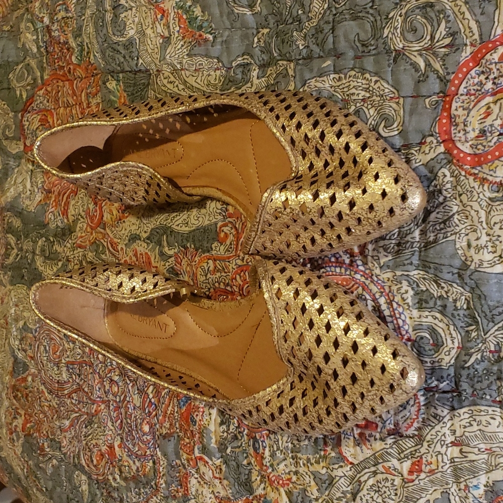 Lane Bryant sz 7 WIDE gold flats